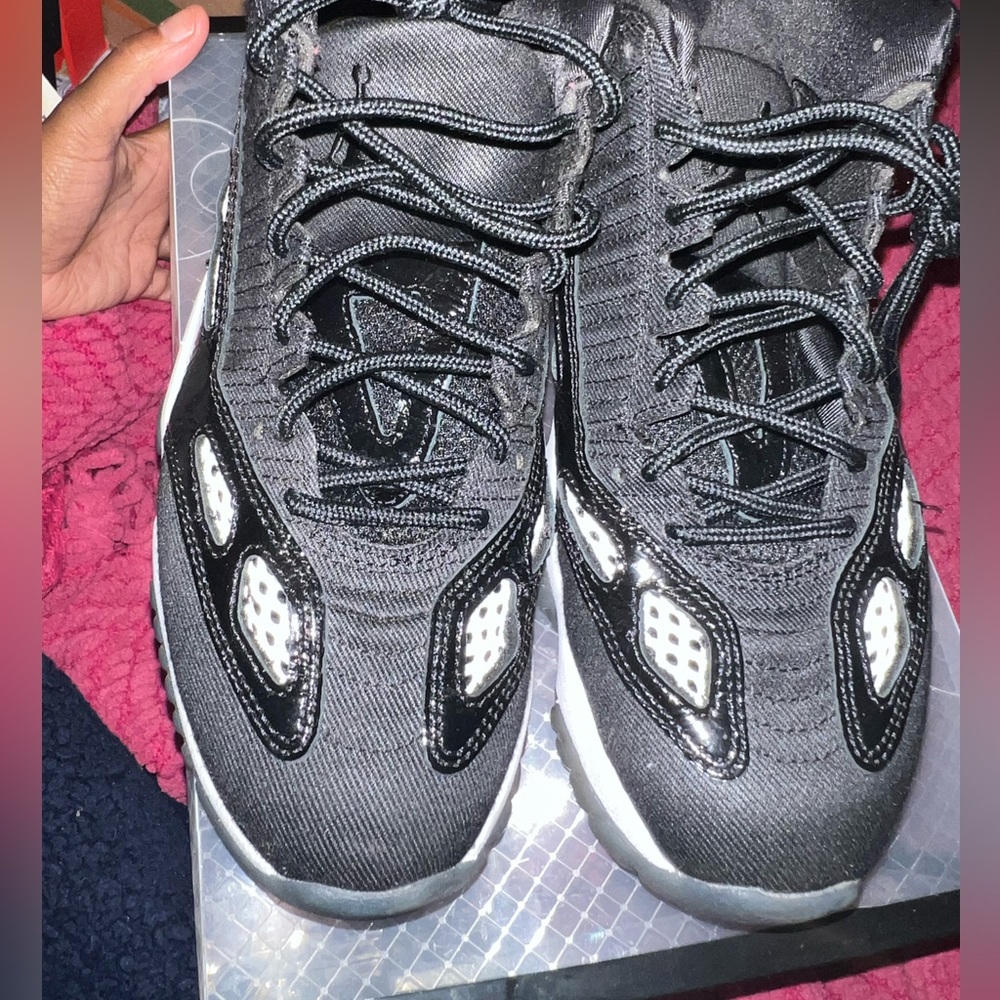 Micheal Jordan Men retro low IE black n white size 8.5